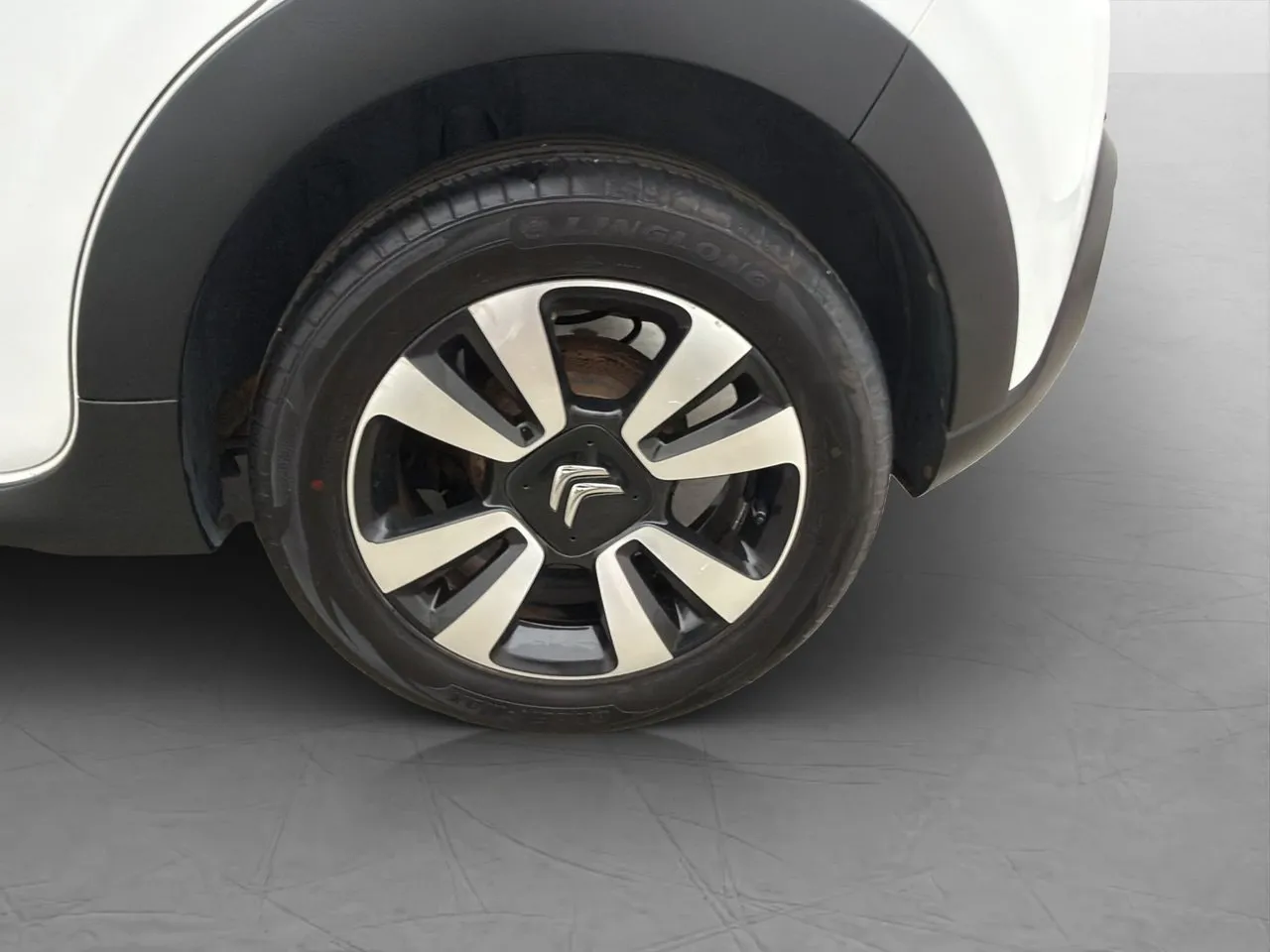 Vehicle image 25