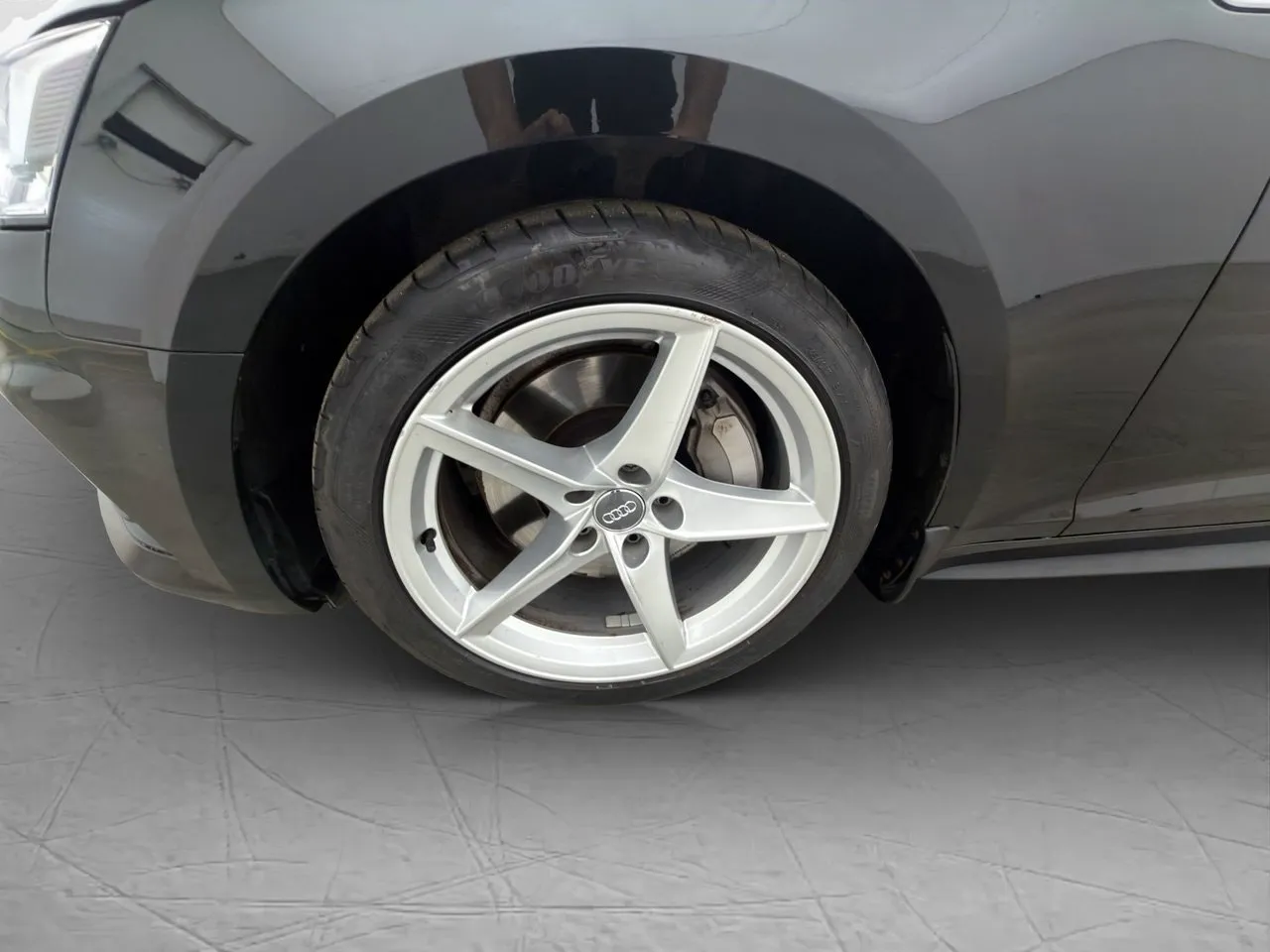 Vehicle image 32