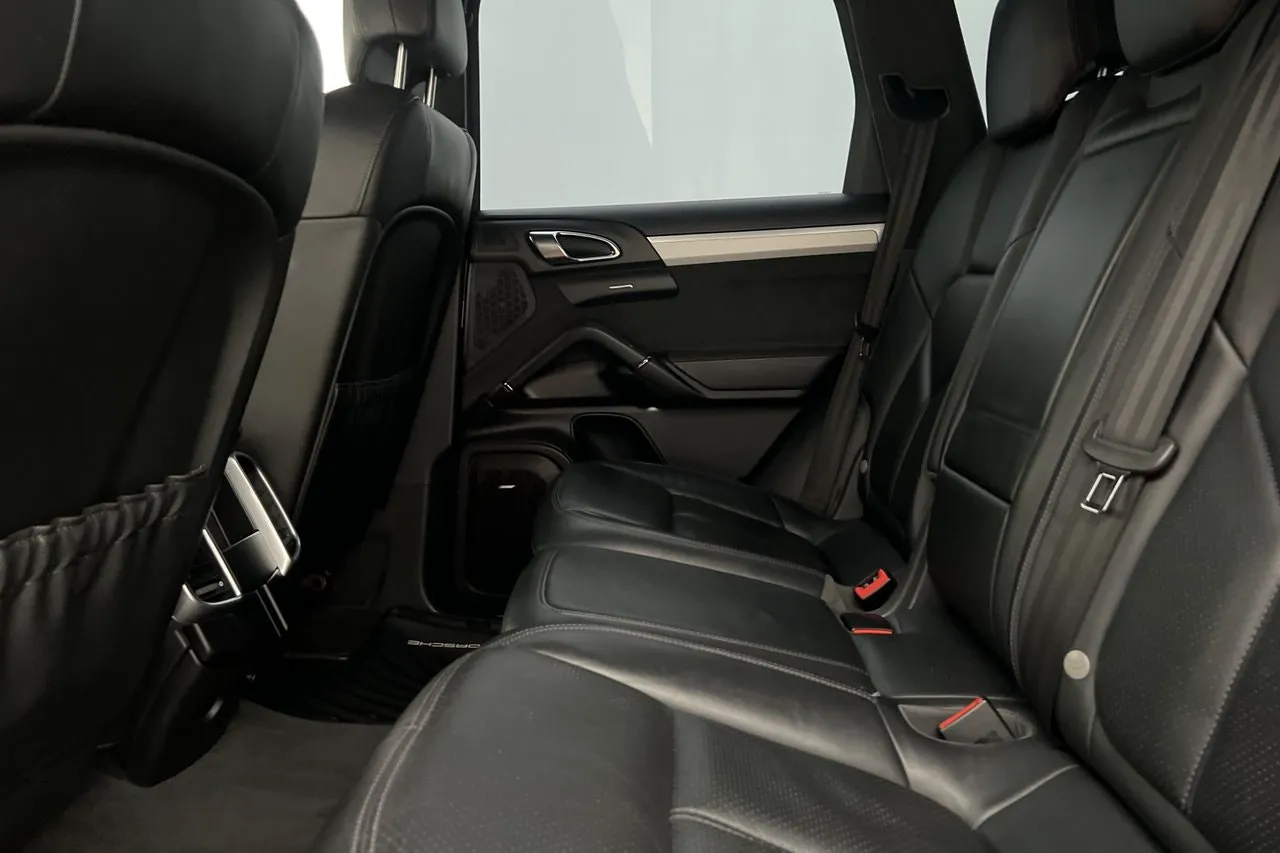 Vehicle image 32