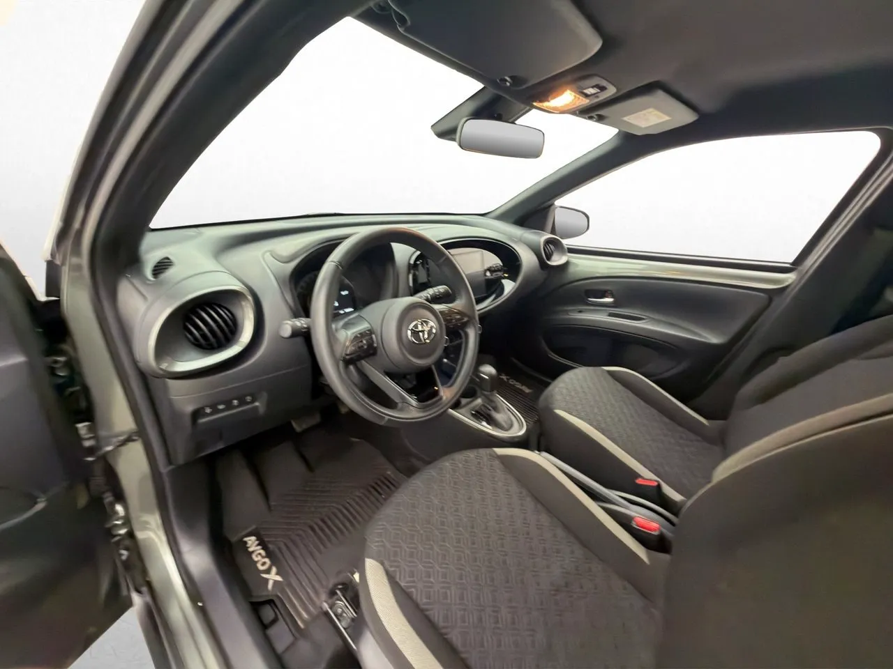 Vehicle image 19