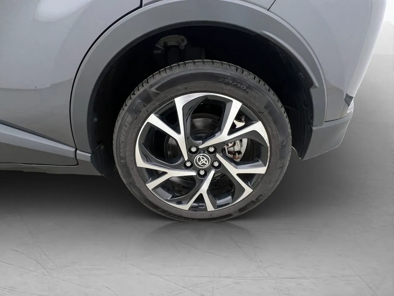 Vehicle image 32