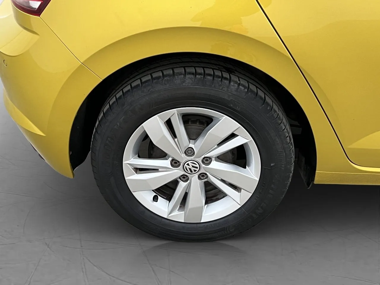 Vehicle image 21