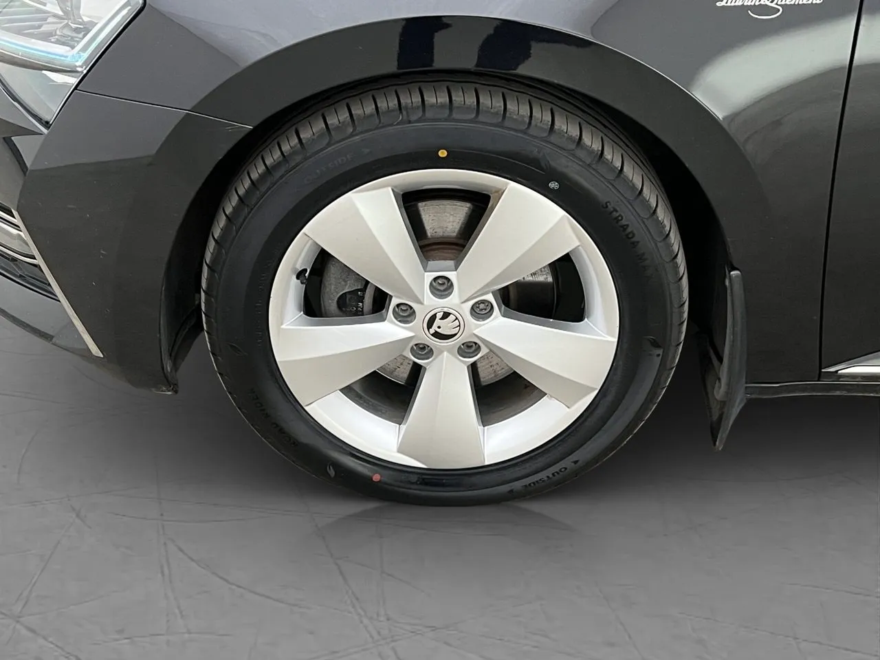 Vehicle image 30