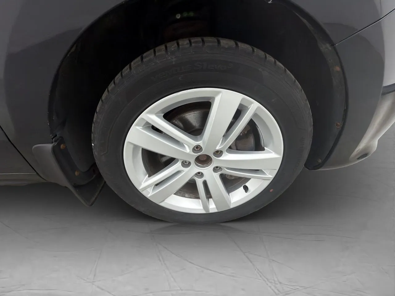 Vehicle image 32