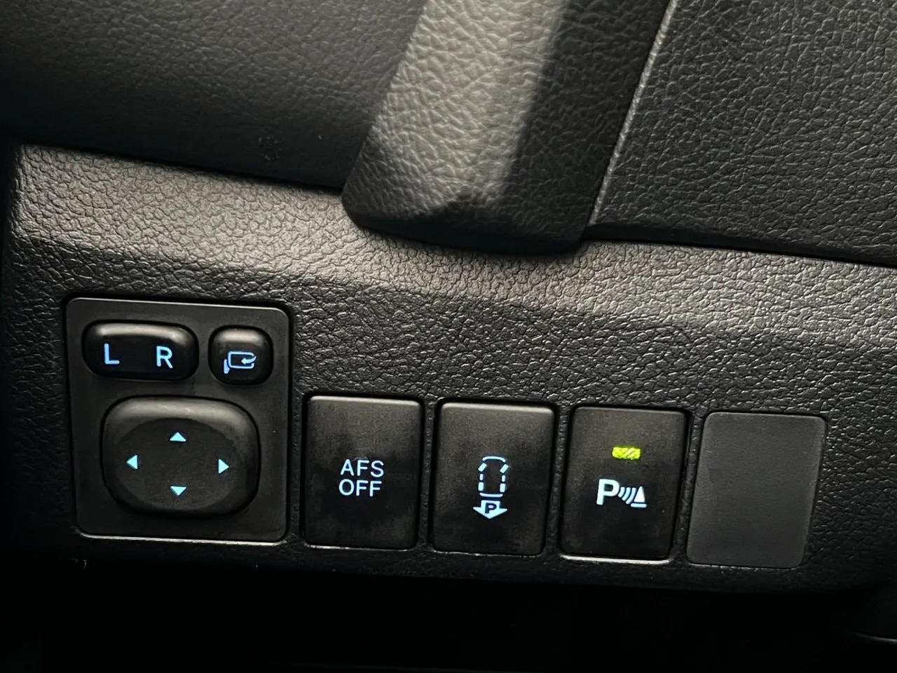 Vehicle image 32
