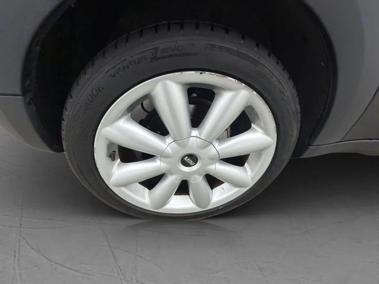 Vehicle image 32