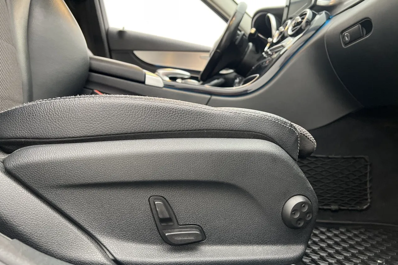 Vehicle image 28