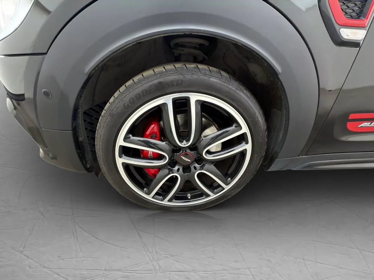 Vehicle image 32