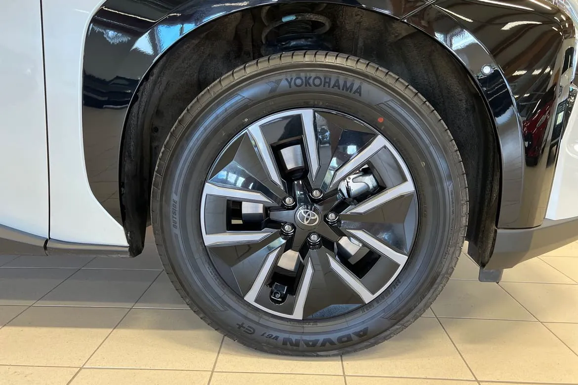 Vehicle image 16