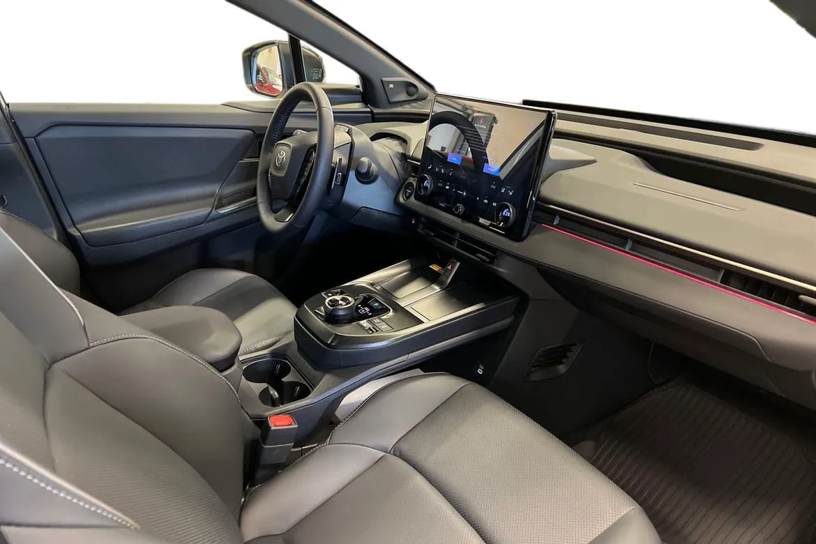 Vehicle image 6