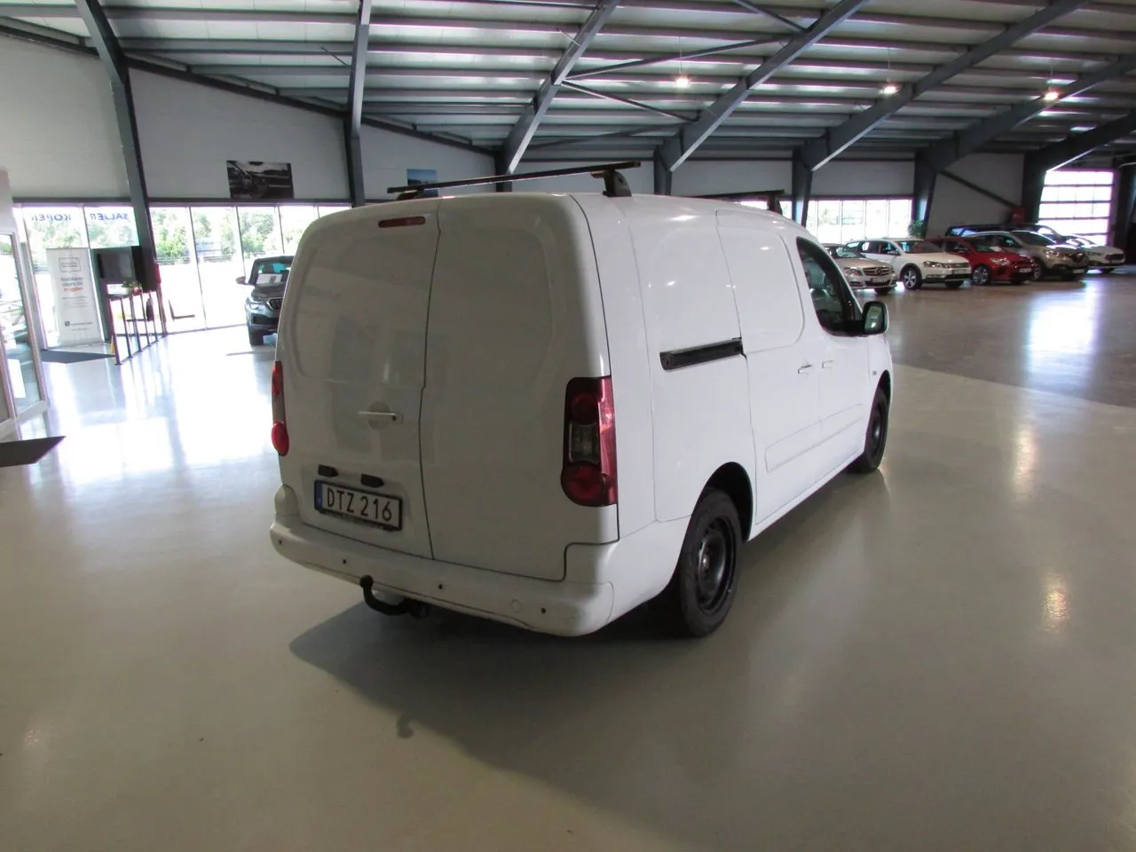 Vehicle image 4