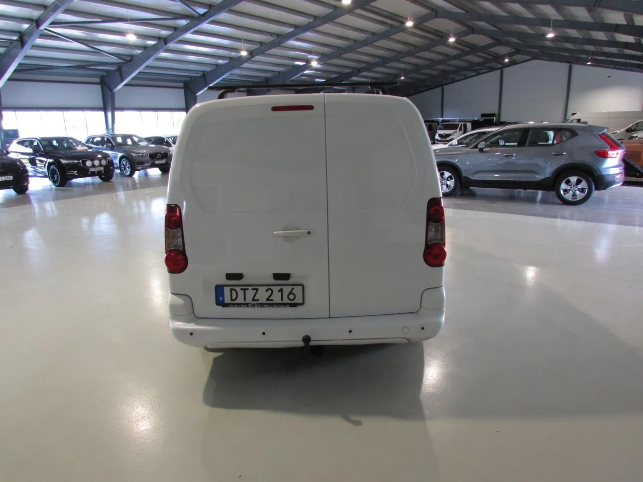Vehicle image 5