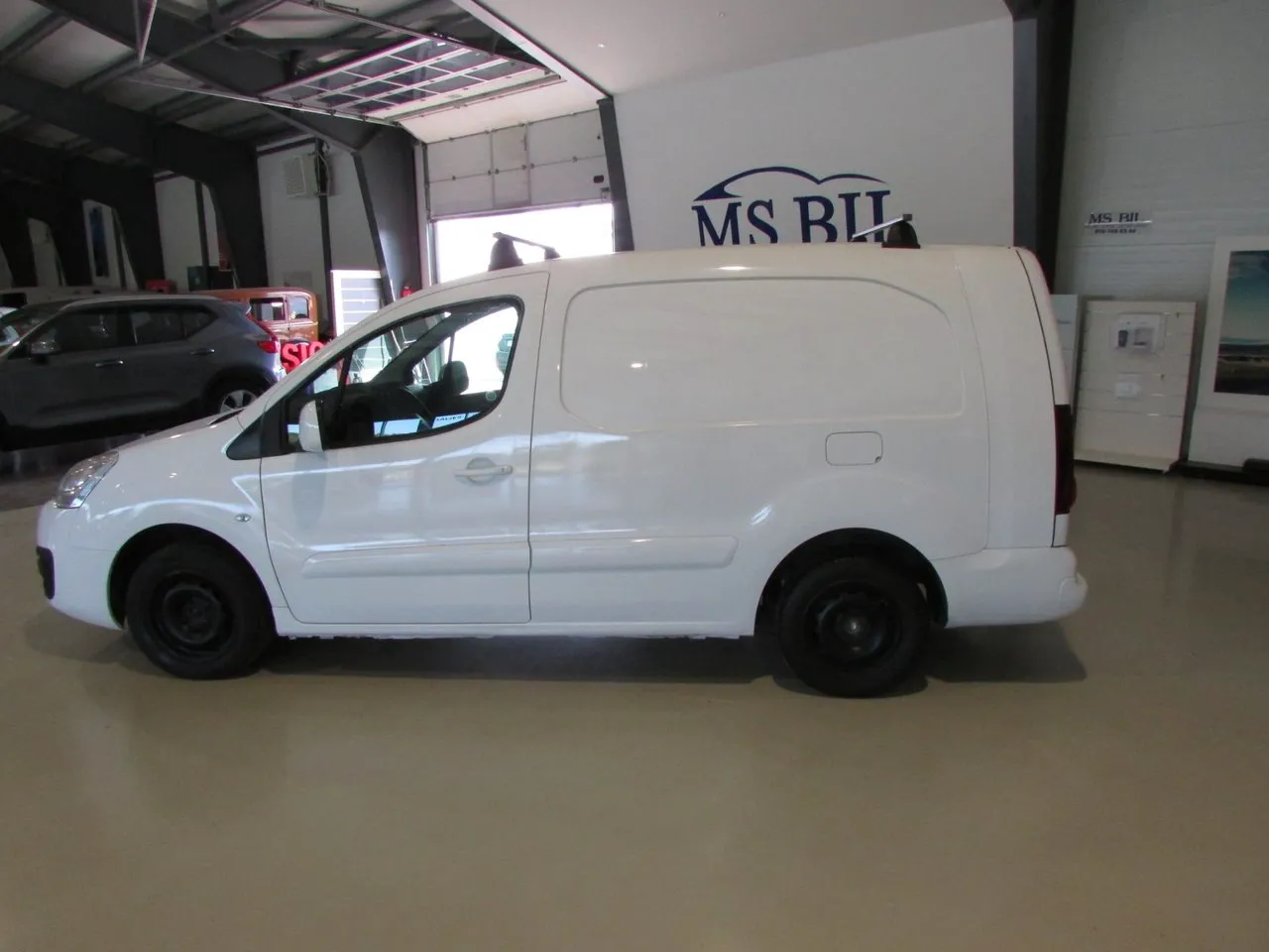 Vehicle image 7