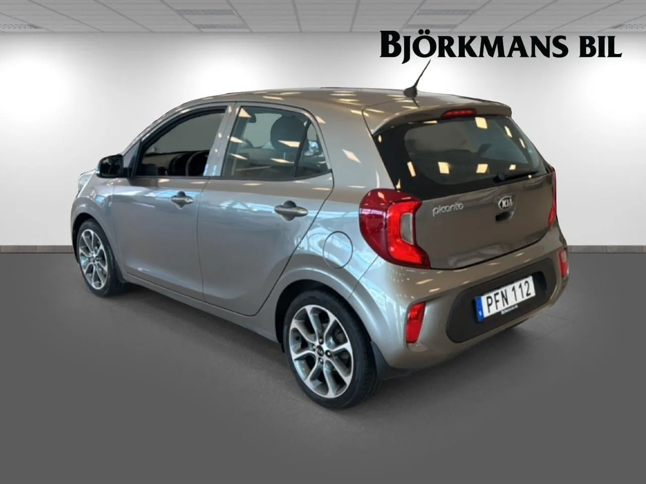 Vehicle image 5