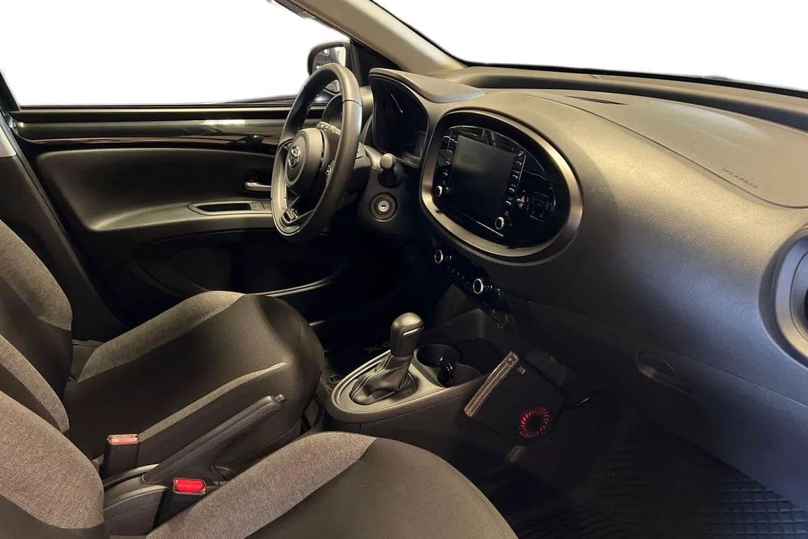 Vehicle image 6