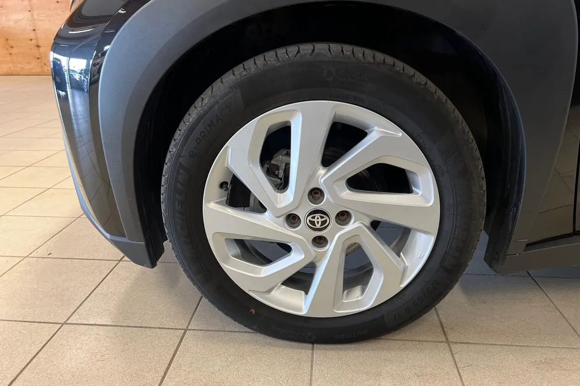 Vehicle image 16