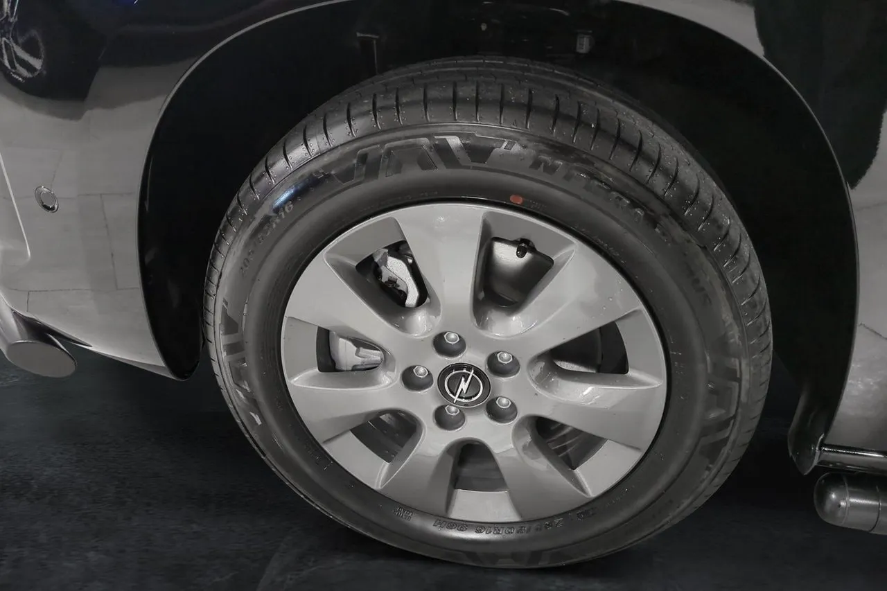Vehicle image 8