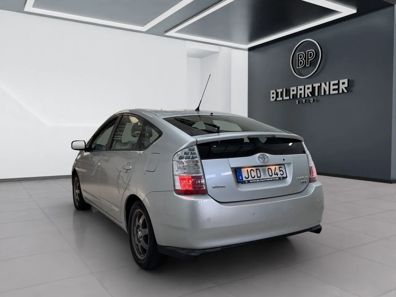 Vehicle image 6