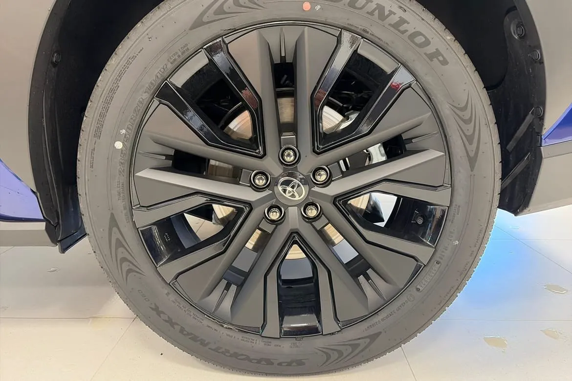 Vehicle image 14