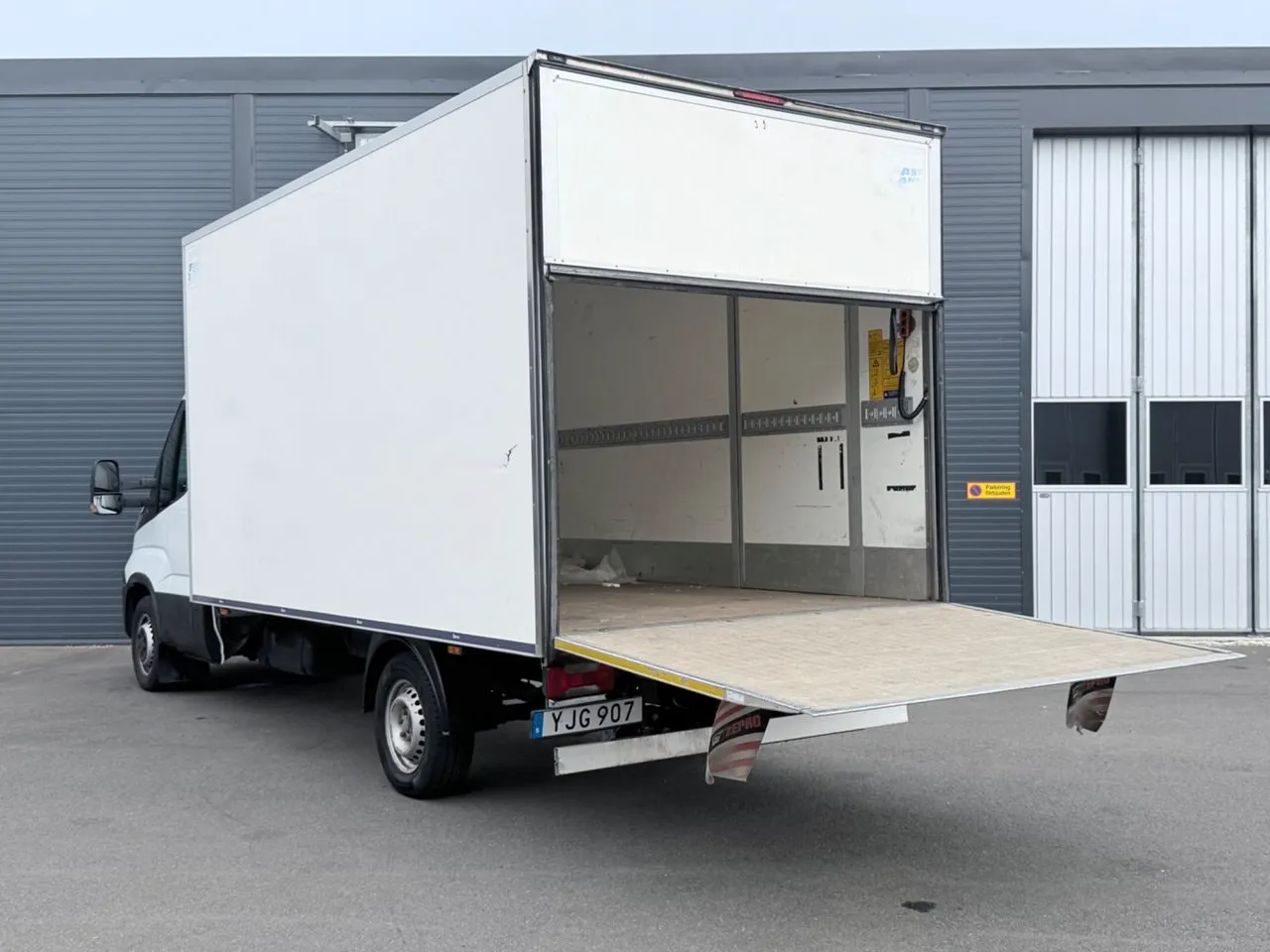 Vehicle image 6