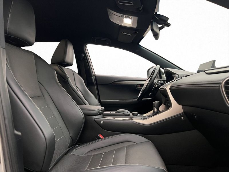 Lexus NX bild 9