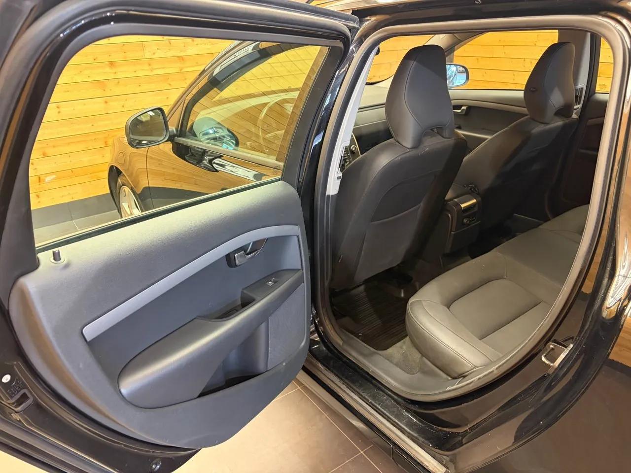 Vehicle image 15