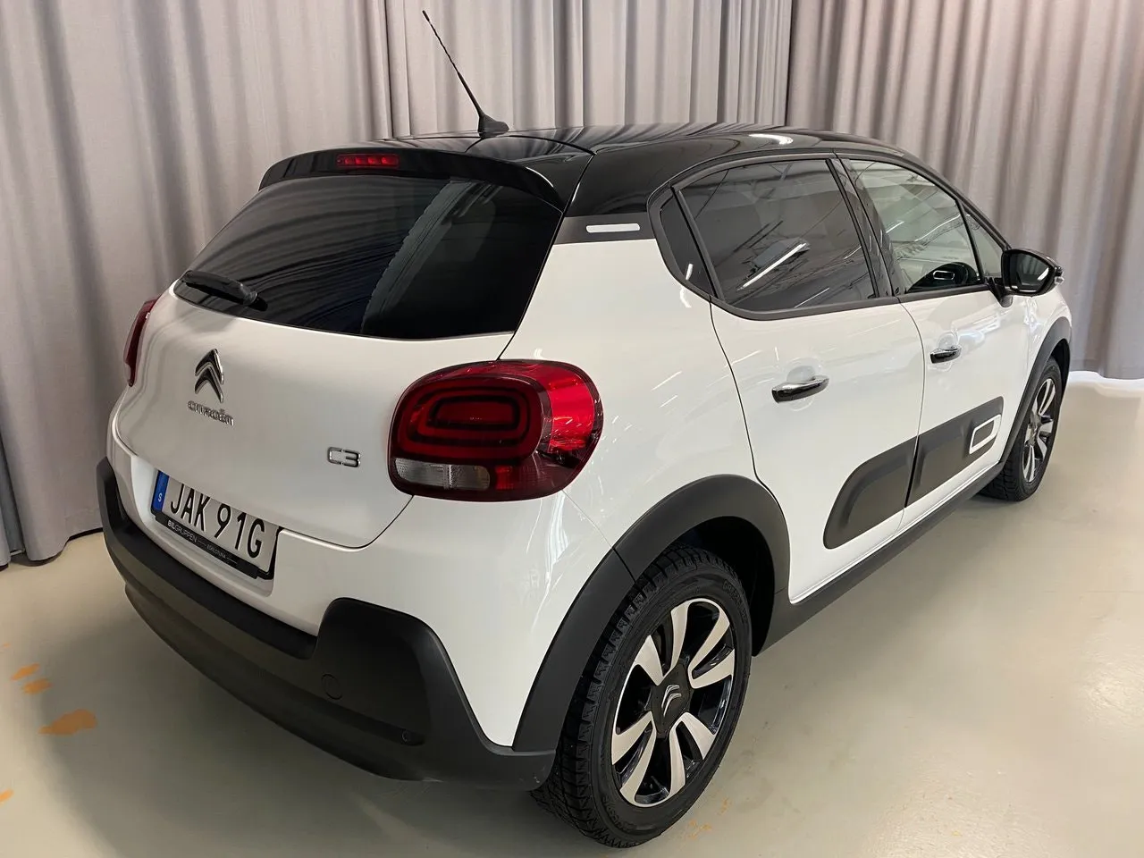 Vehicle image 4