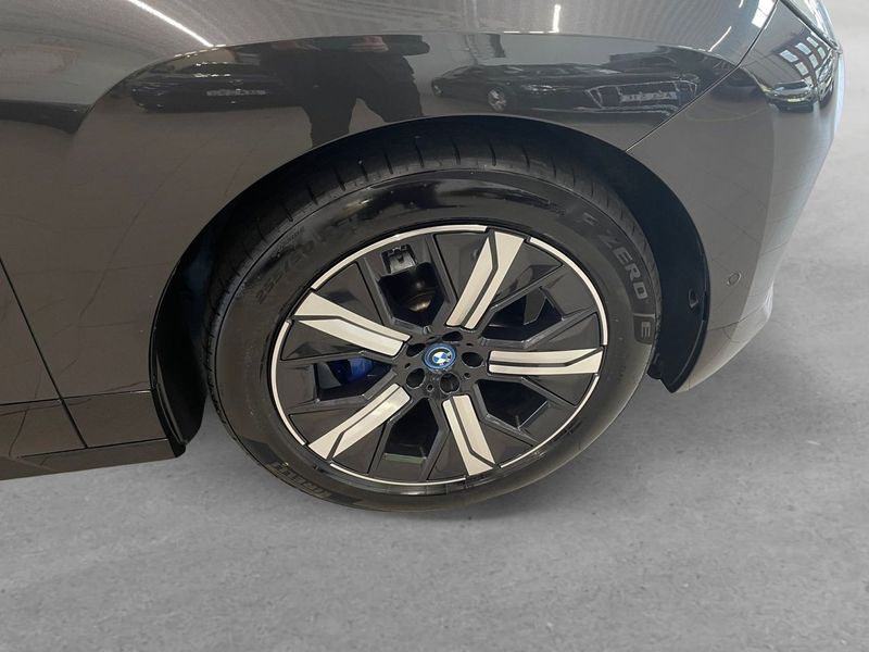 BMW iX bild 8