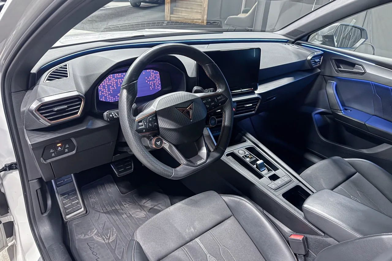 Vehicle image 10