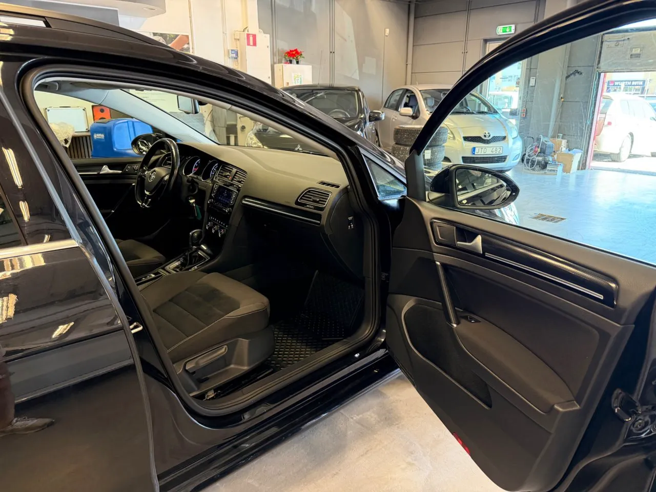 Vehicle image 16