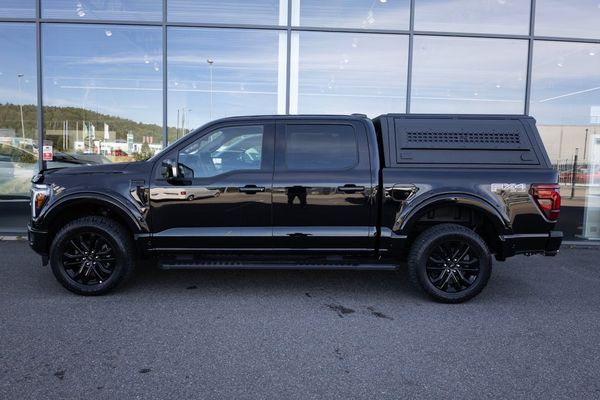 Ford F-150 SuperCrew 5.0 V8 Lariat Black Edition KÅPA - OFF-ROAD - 2025