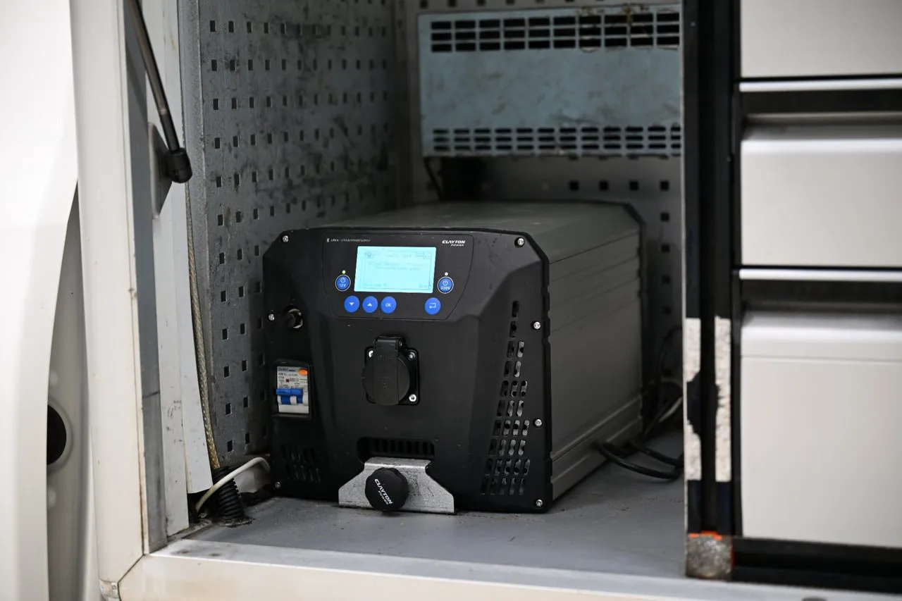 Vehicle image 6
