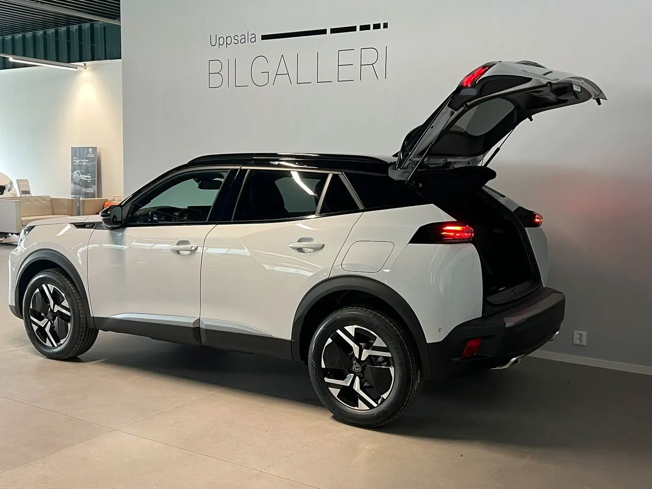 Vehicle image 13