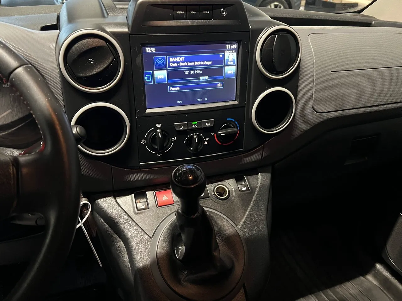 Vehicle image 14