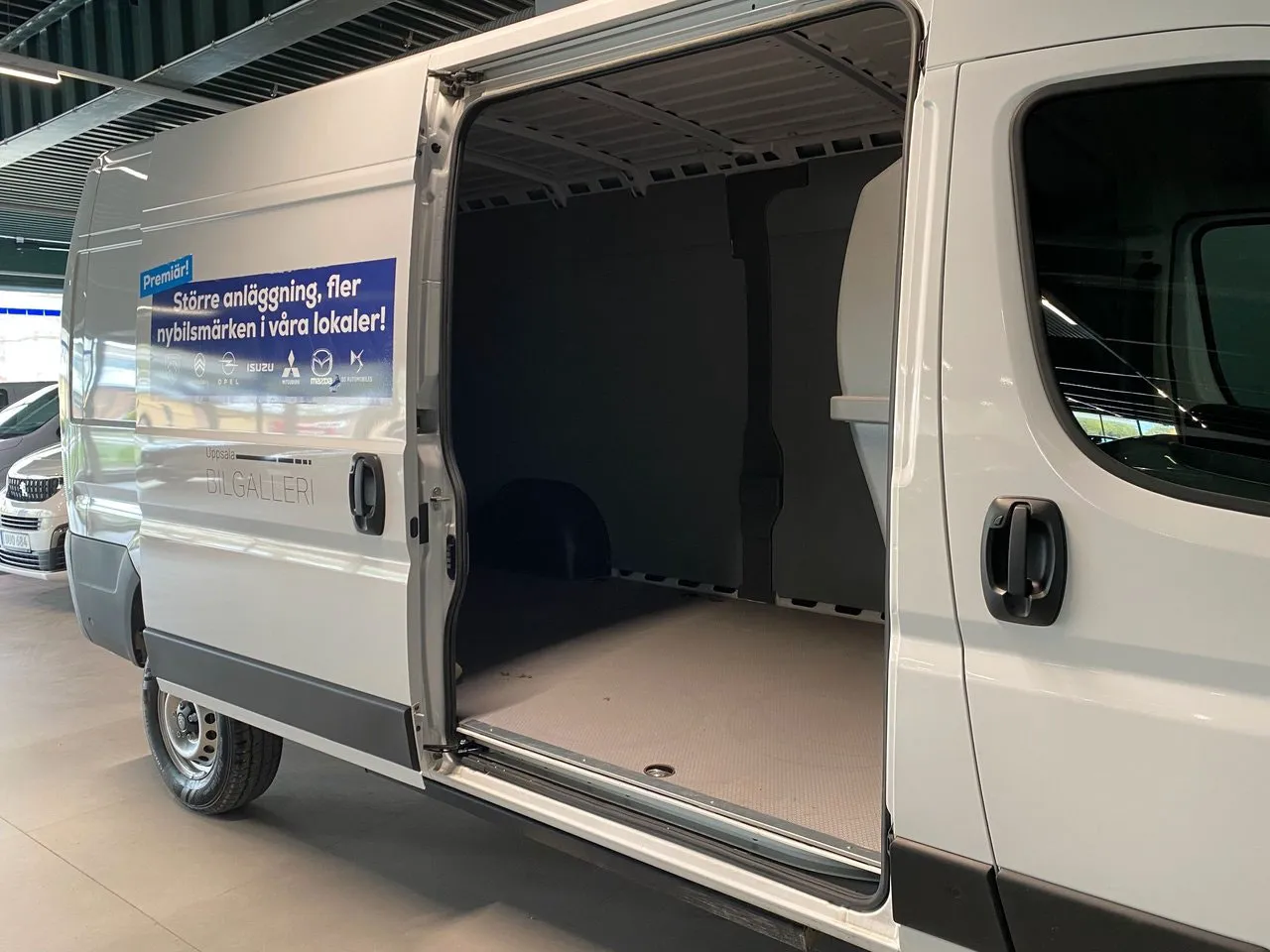 Vehicle image 5