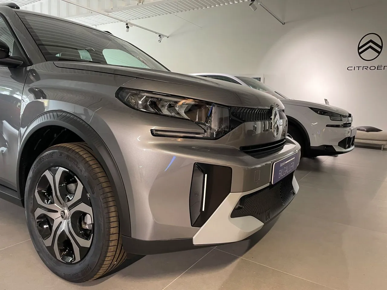 Vehicle image 19