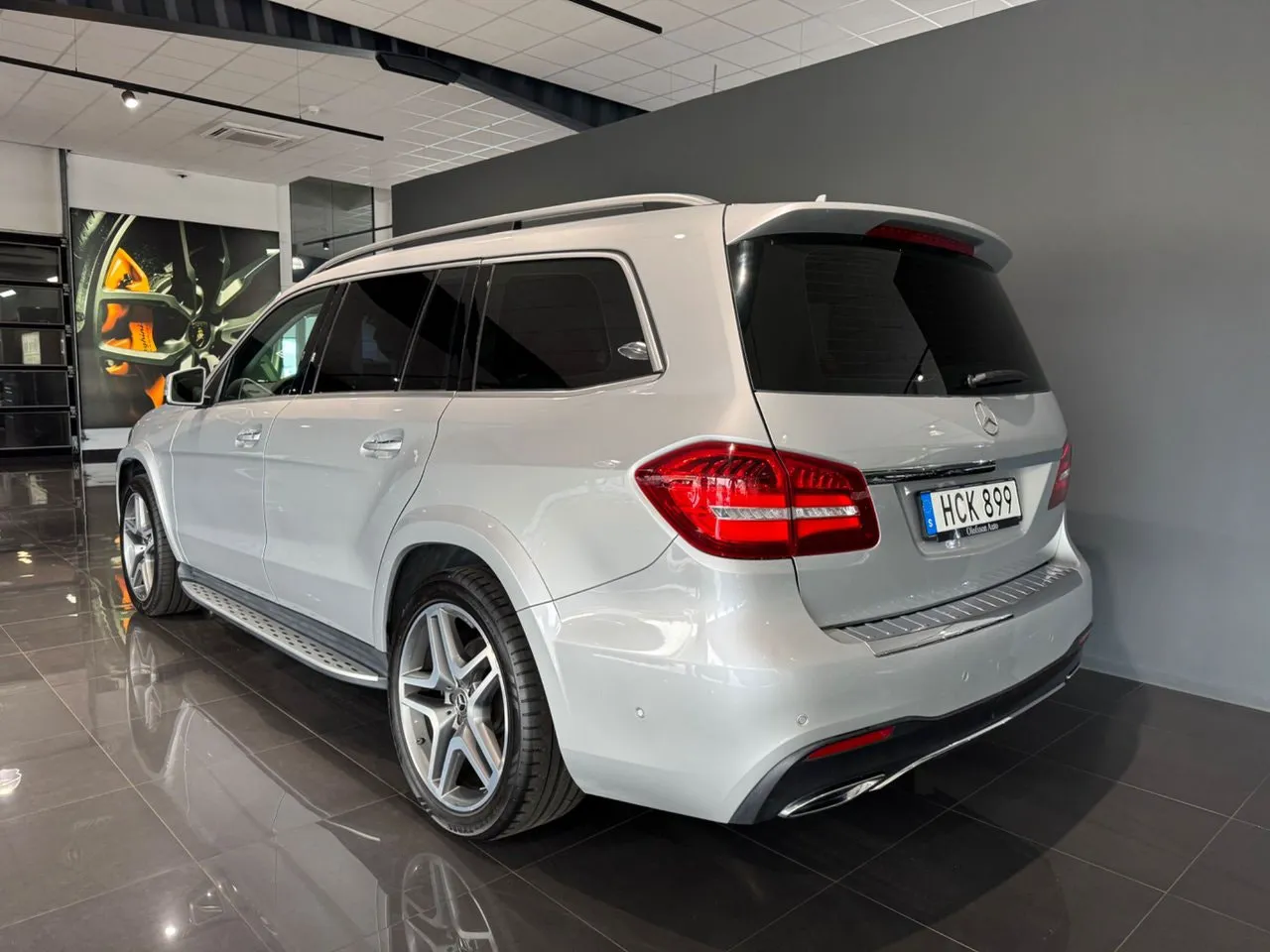 Vehicle image 9
