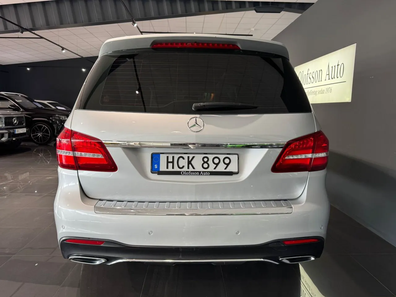 Vehicle image 10