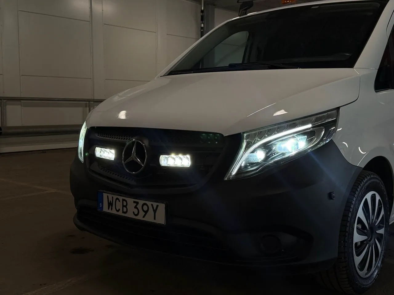 Vehicle image 18