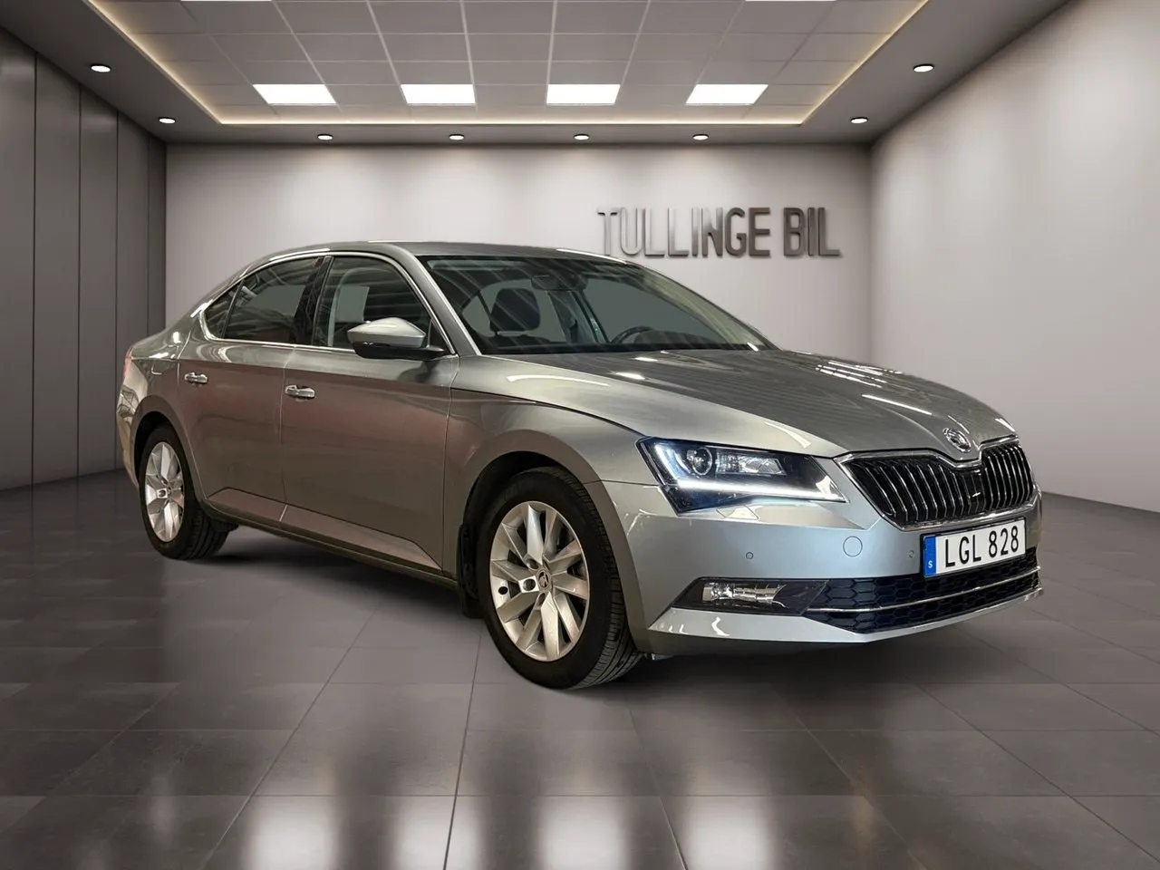 Vehicle image 6
