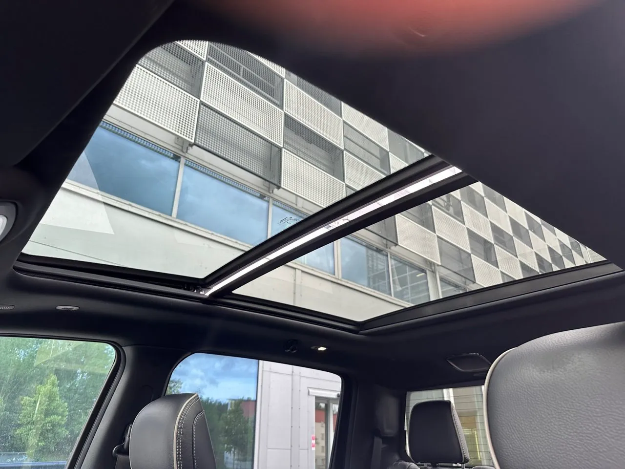 Vehicle image 18