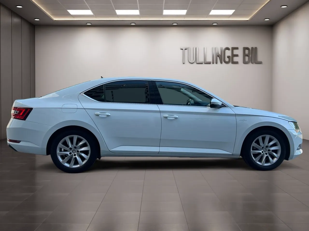 Vehicle image 5
