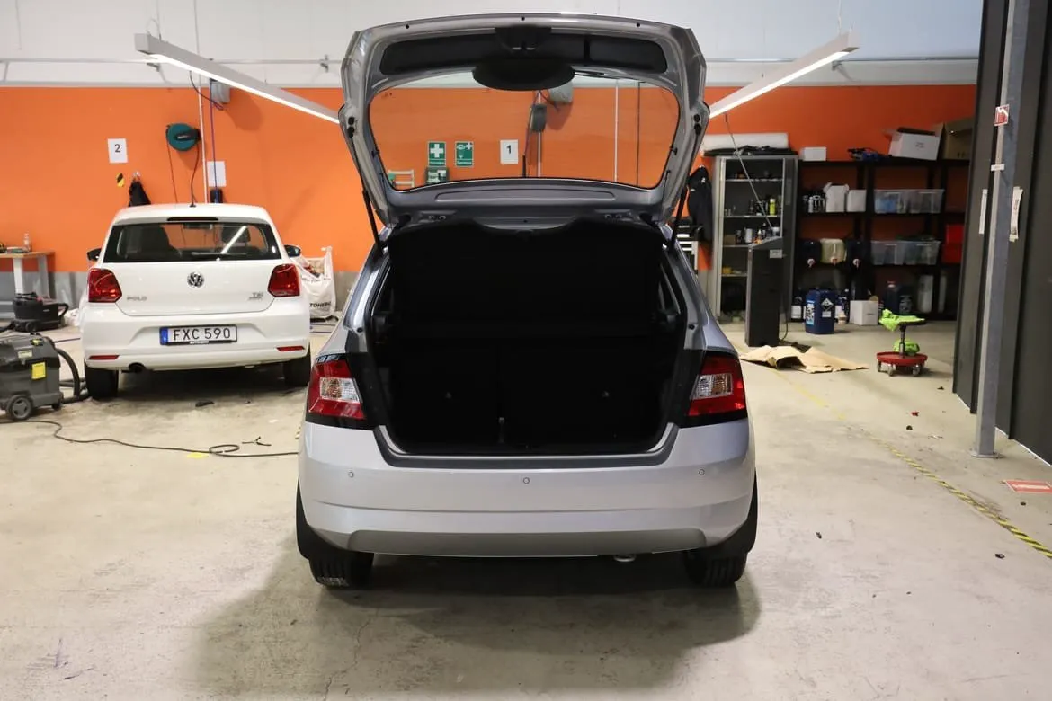 Vehicle image 16