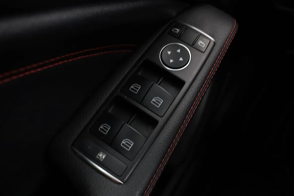 Vehicle image 32