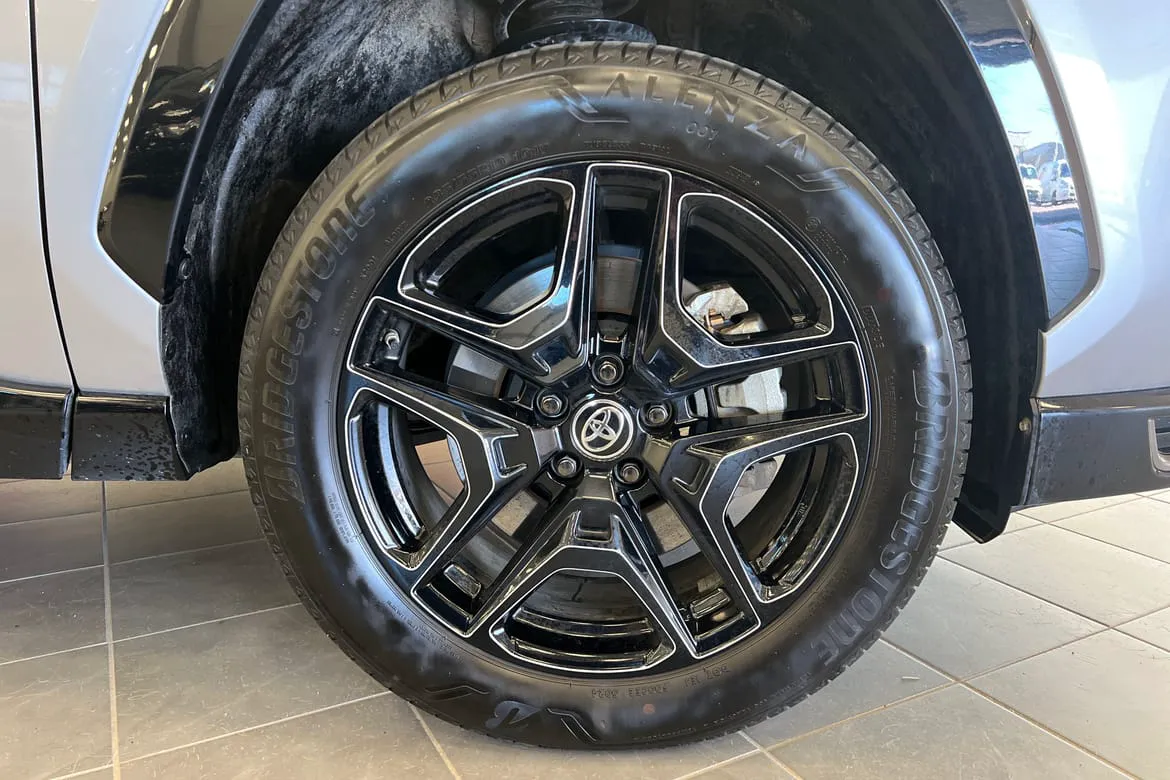 Vehicle image 16