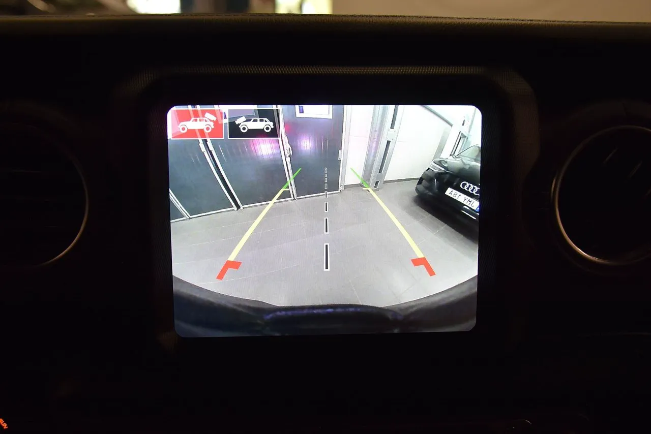 Vehicle image 18