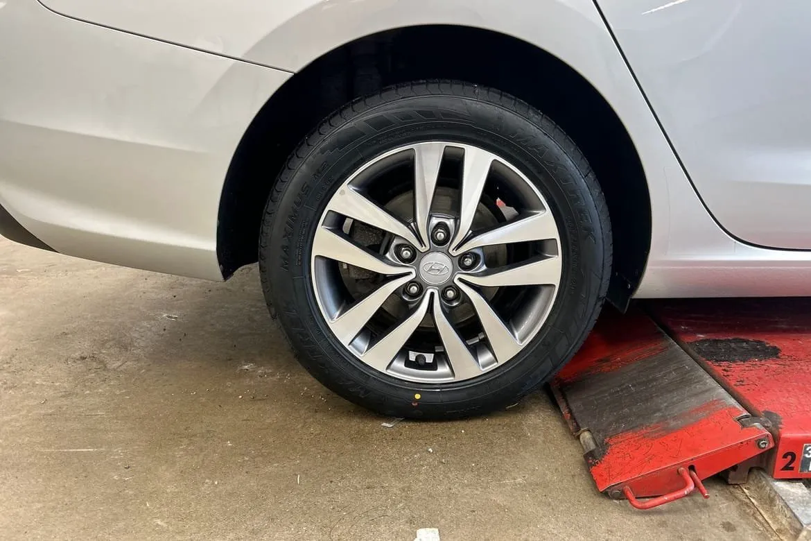 Vehicle image 10