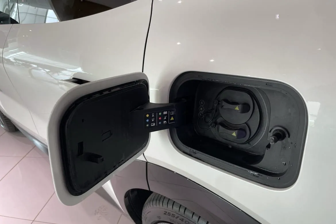 Vehicle image 13