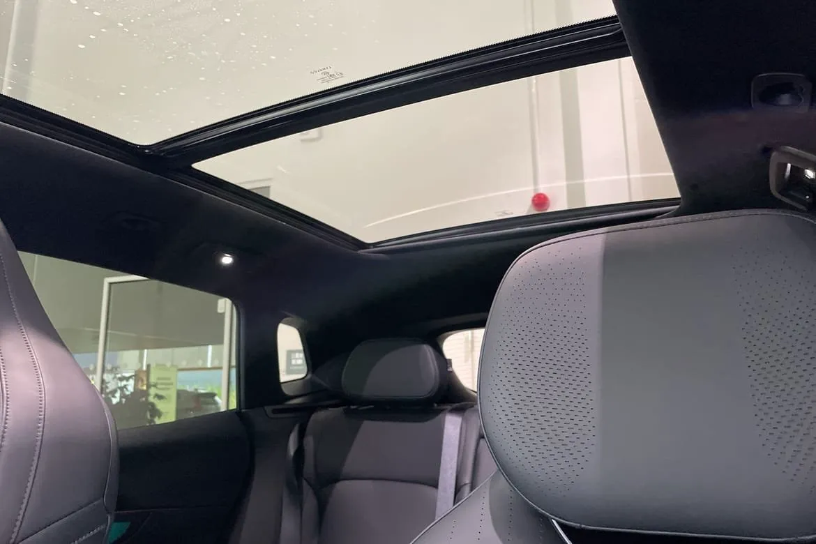 Vehicle image 18