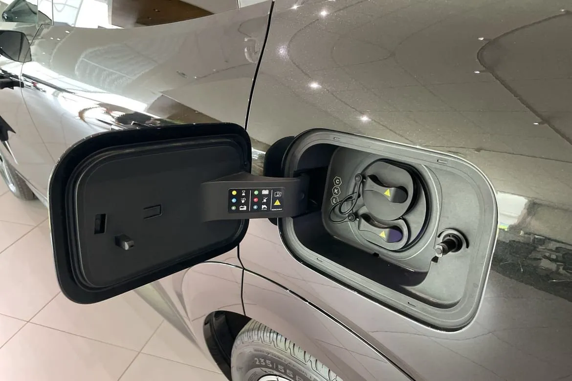 Vehicle image 12